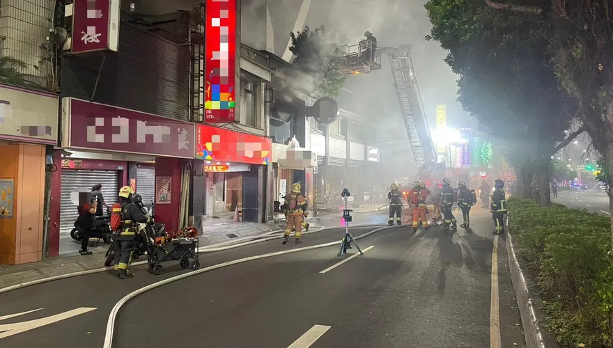 影/三重日式燒肉店重大火警！3受困者二樓跳窗逃命　9人送醫