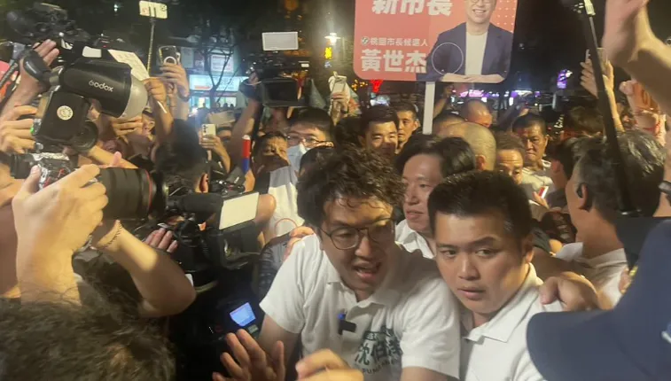 洋流飆進中壢夜市？沈伯洋「以為進不去」競選衫搶光笑回不好意思
