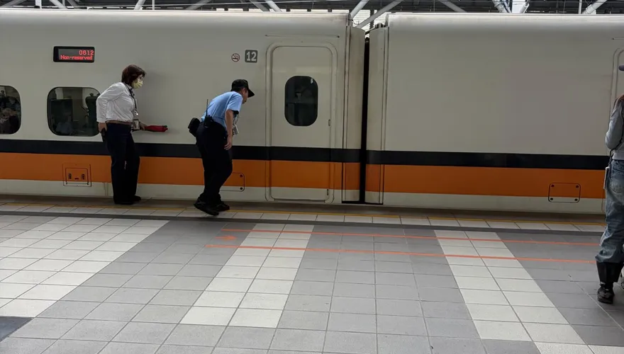 高鐵台南站出事了！旅客滾落月台卡列車下