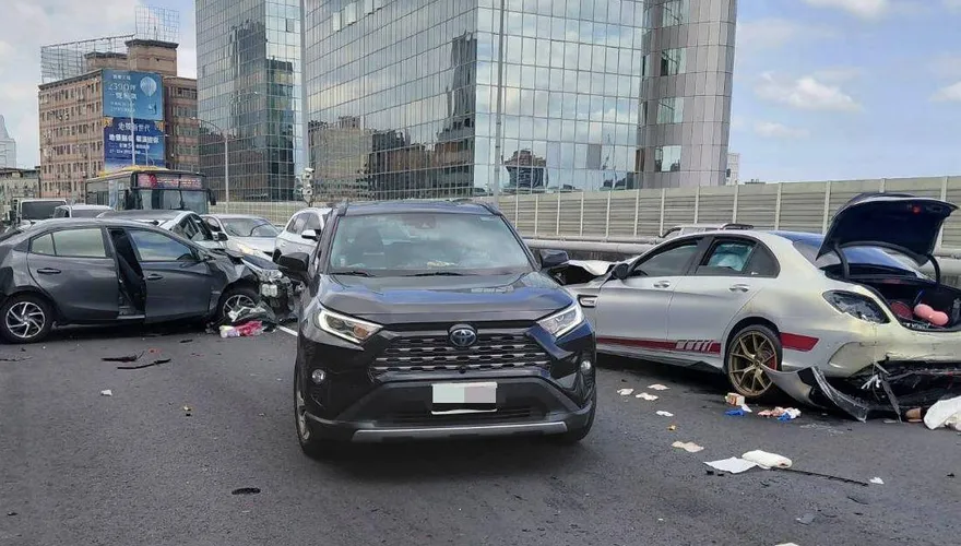 新北三重台1線高架4車追撞釀8傷！車流一度回堵泰山