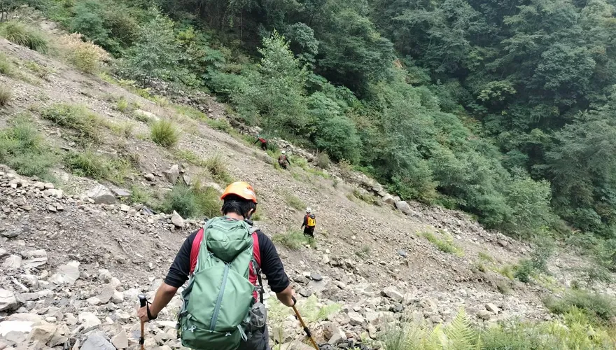 影/男登霞喀羅古道遇崩壁受困　新竹警義消徹夜搜救脫困