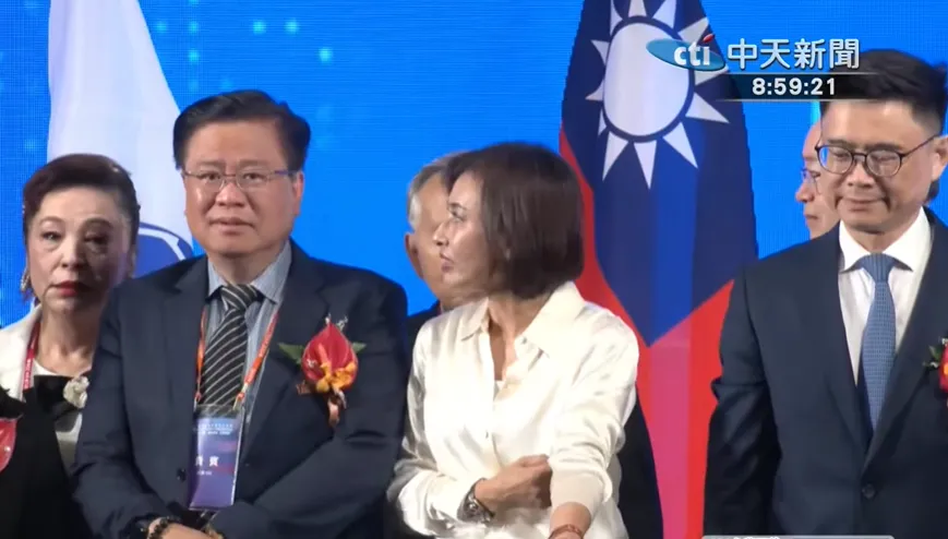 賴瑞隆頻合體蕭美琴　今與邱議瑩同台並肩站「零互動」