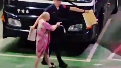 影/怨子女被送養！北市光頭婦持刀刺妹嗆殺全家　裁定羈押