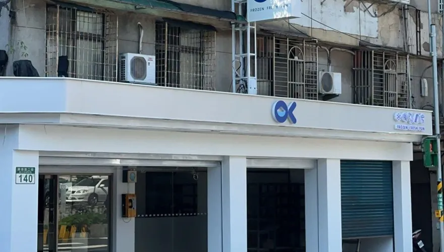 OK超商logo大改款！板橋首店撞臉LAWSON　網笑：像賣漁貨的