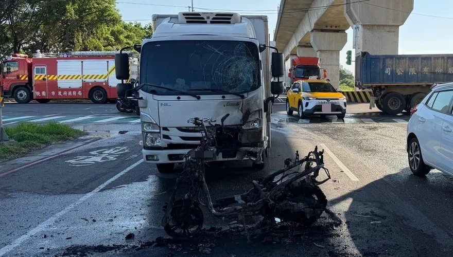 影/悚！桃園新屋機車擦撞貨車起火　19歲男騎士送醫不治