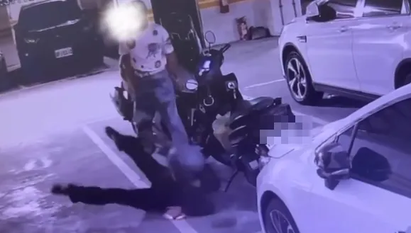 恐怖惡鄰！基隆悍翁噪音停車積怨拳毆20歲女　殘暴畫面曝光