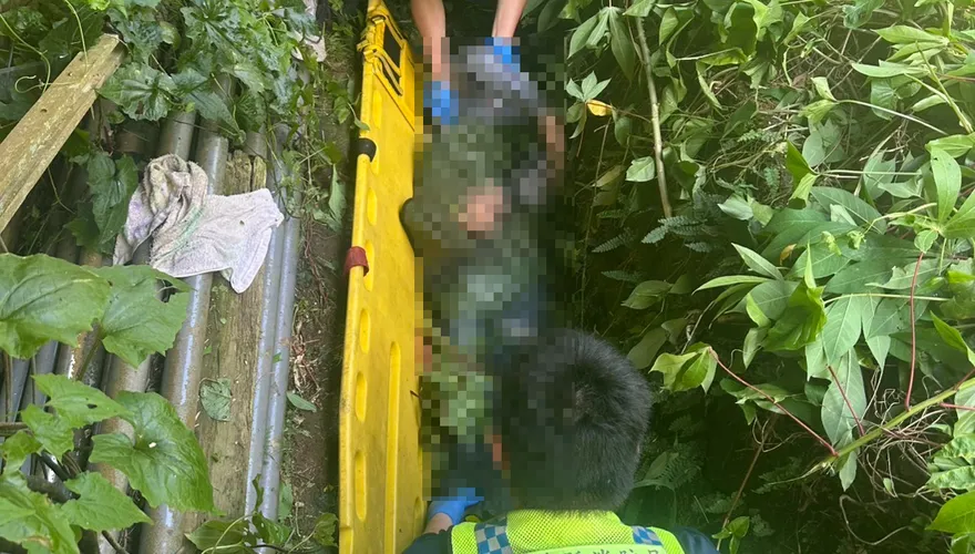 影/嘉義7旬翁割草失足墜2米深溝　警消漏夜循呼救聲救人