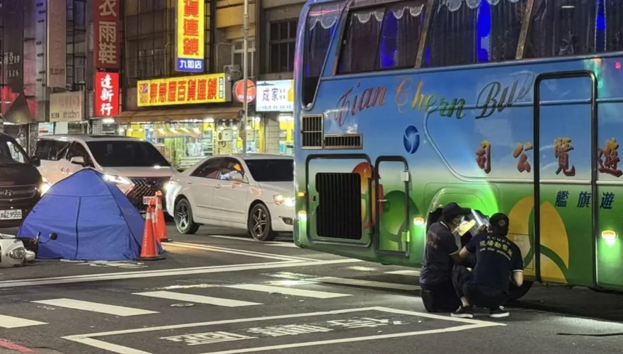 高雄三民區機車擦撞遊覽車　女騎士遭輾過當場死亡