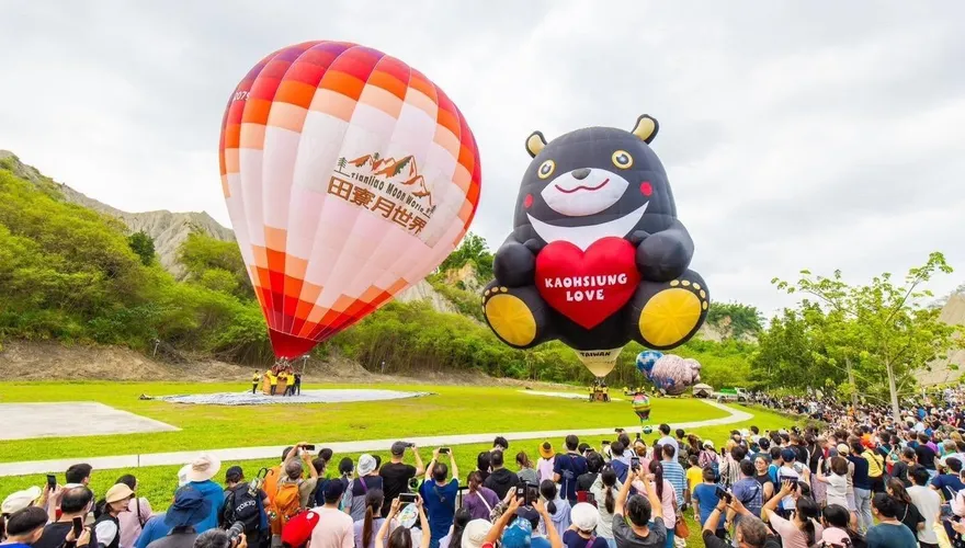 中秋連假衝這！28公尺「巨大高雄熊」熱氣球超萌登場