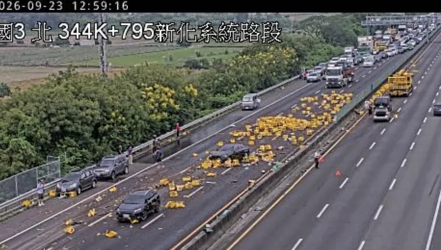 整條國道都醉了！國3新化段「大量啤酒灑落」釀全線封閉