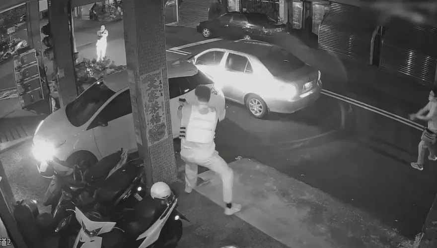 影/高雄通緝犯拒捕！母親喊話瓦解心防　警方當場查獲槍毒