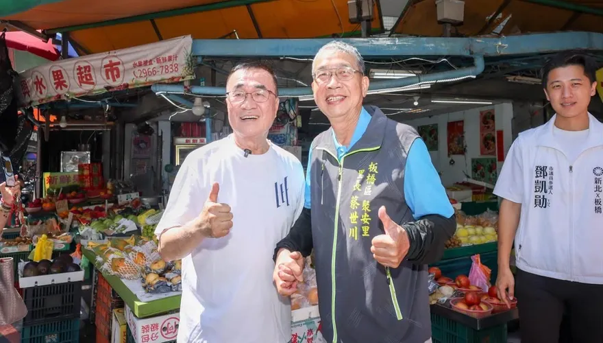 「川伯」合體「川伯」！李四川攜手里長掃街攤商紛喊凍蒜