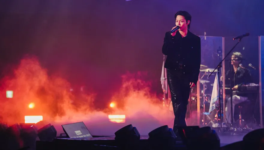 韓樂團The Rose高雄巡演！走下台任粉絲摸頭　送新鮮玫瑰寵粉炸場