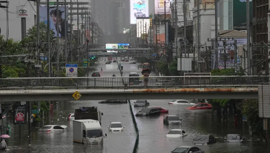 暴雨狂灌！曼谷全市「50區列災難狀態」　超商貨架遭掃空