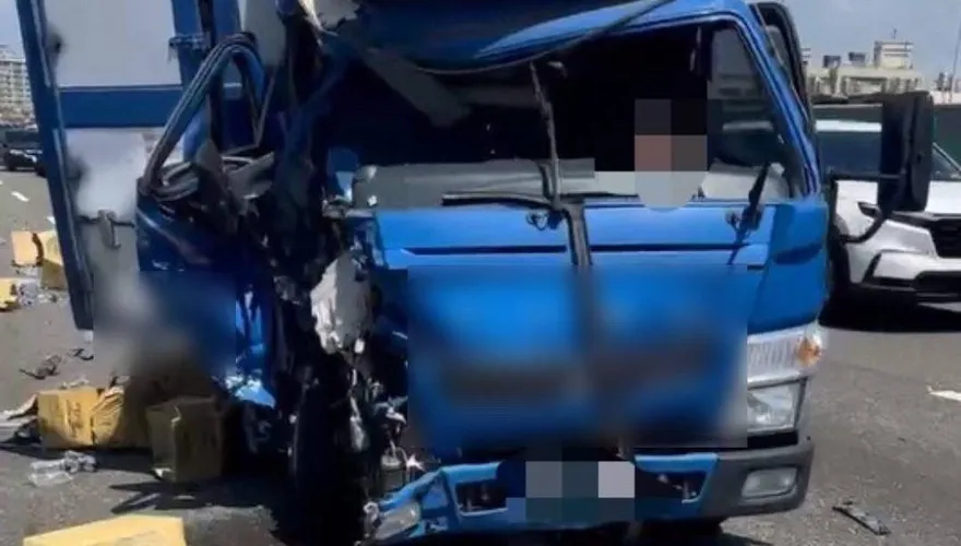 國1苓雅段車禍！貨車碰撞慘變形　10多箱礦泉水散滿地