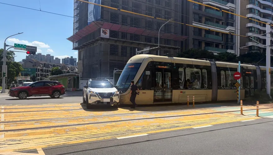 影/休旅車違規硬闖！淡海輕軌遭59歲婦「剪車」碰撞