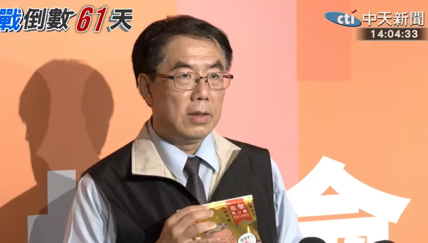 沈伯洋吃雞蛋糕加東泉辣椒醬！被黃偉哲封「美食怪客」