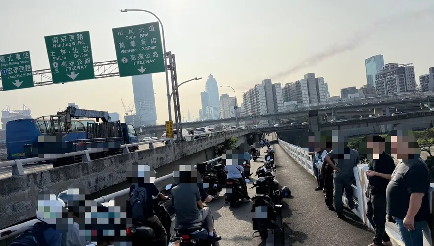 影/台北忠孝橋連環事故！「3車撞一團」多人摔車、交通癱瘓