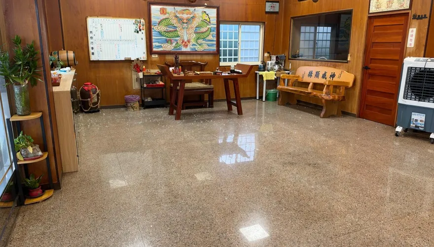 影/苗栗男闖宮廟踩神桌！強扯玄天上帝大金牌　警全力緝捕