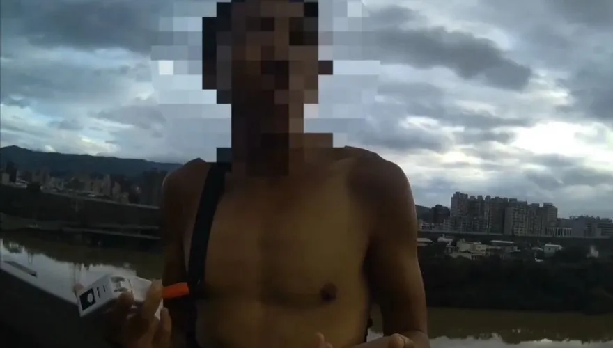 影/北市半裸男走上環東高架　出手襲警掉出毒針筒