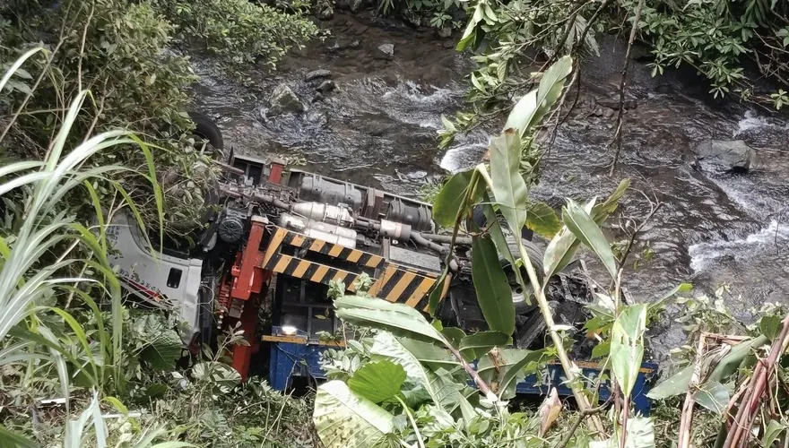 新北坪林吊車翻落15公尺深邊坡　駕駛命危送醫搶救