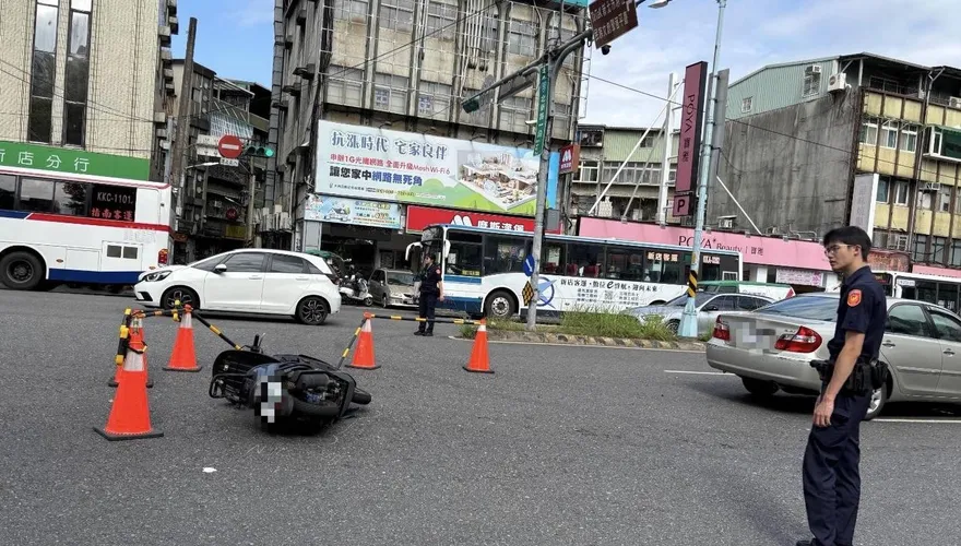 影/新店轎車迴轉撞飛機車　母骨折4歲兒內出血送醫