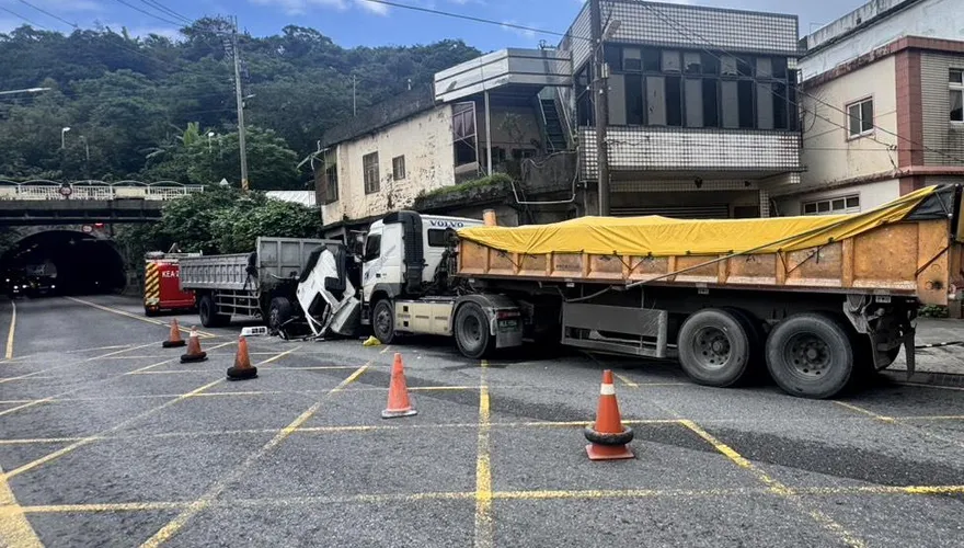 國慶日新北瑞芳嚴重車禍！大貨車猛撞聯結車　駕駛一度受困