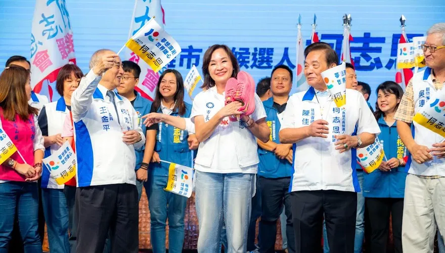 柯志恩授旗大會湧3500人！鄉親送新鞋盼她「走進高雄市政府」