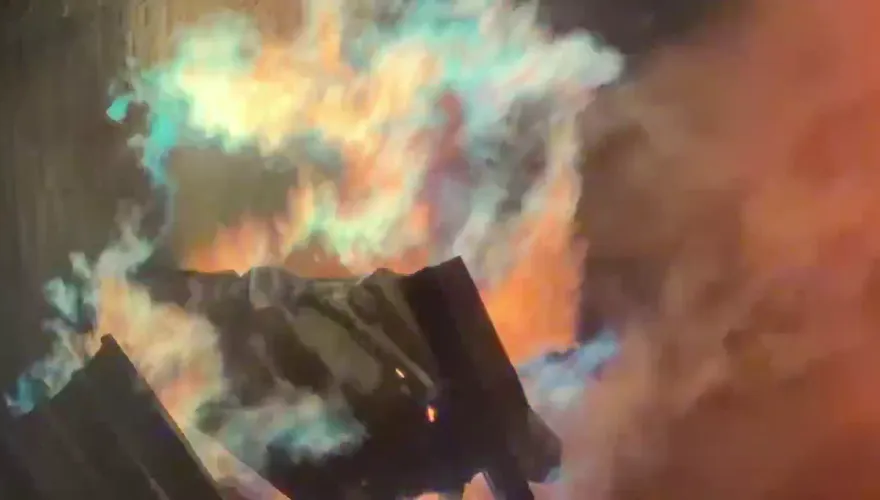 影/高雄木屋氣爆竄青焰！屋主折返救狗　鄰嚇：以為是槍戰