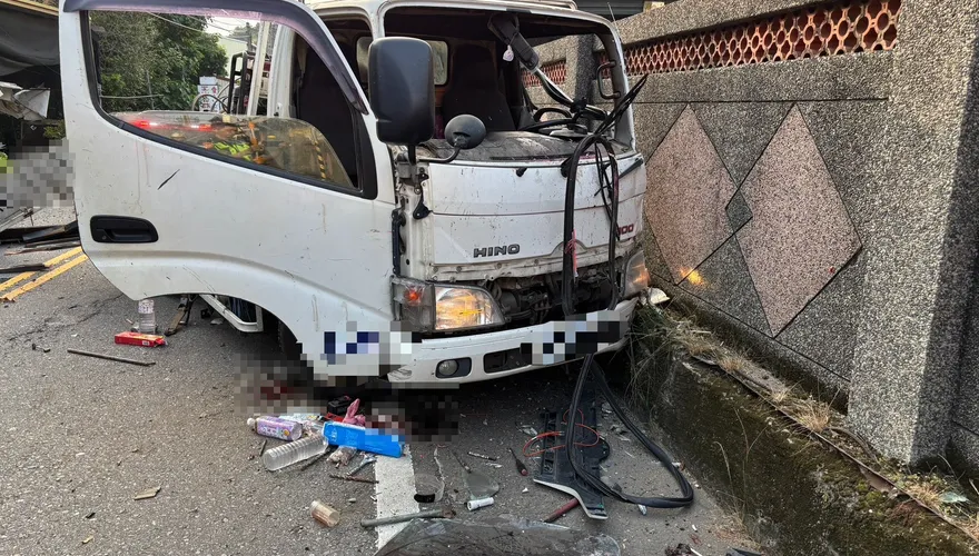 悚！台中新社香菇街小貨車自撞民宅　駕駛斷肢慘亡