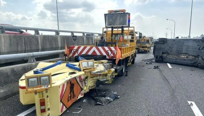 國1五楊高架賓士衝撞緩撞車翻覆　車上4人輕傷送醫