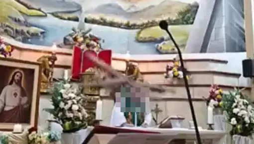 驚悚畫面曝！神父直播彌撒到一半　遭掉落十字架重砸身亡