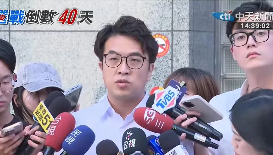 車掃驚傳遭大樓住戶潑水！沈伯洋提醒支持者：先保護自己再保全證據