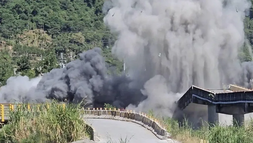 花蓮富里鄉明里大橋拆除　花防部工兵爆破舊橋墩畫面曝