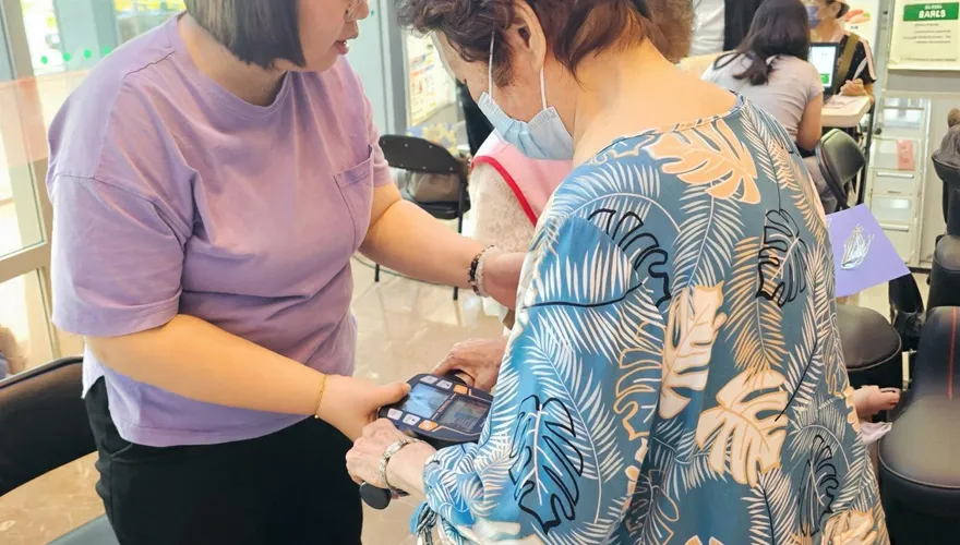 身高縮水近5公分、下背痠痛！72歲婦檢查才知骨質疏鬆