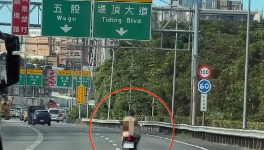 影/國1驚見《進擊的巨人》機車版！男騎士光溜溜狂飆