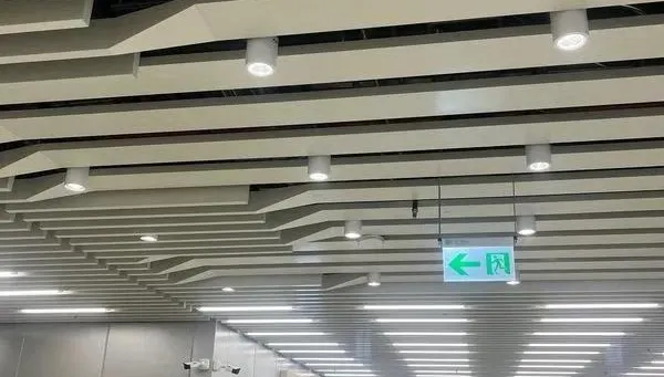 影/尷尬！新台南車站「灑水頭故障」大廳濕答答