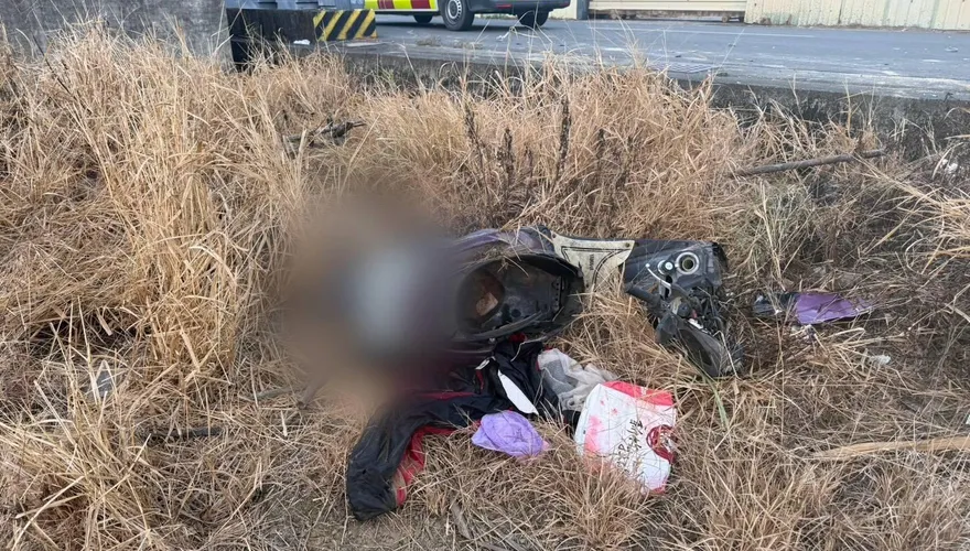 草叢陳屍8小時！苗栗40歲男逆向撞電桿　連人帶車噴飛亡