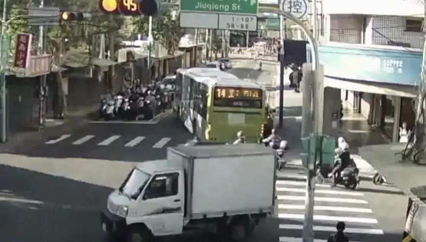 影/新北蘆洲公車轉彎擦撞出車禍　休旅車違規釀禍遭罰