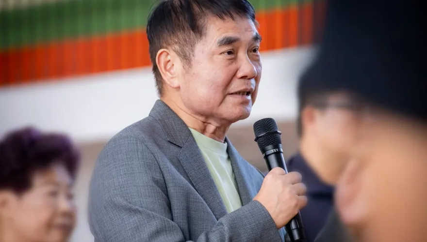球員遭比中指！鍾東錦力挺大倫國中「不讓孩子受委屈」　順便宣布明颱風假