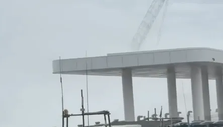 影/富岡漁港掀恐怖巨浪　大型吊車慘遭吞噬沉沒海中