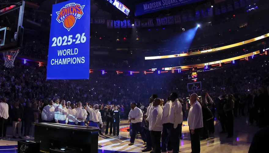 NBA/尼克開幕戰沒給冠軍戒！助教領空盒作秀　員工收信還被狠整