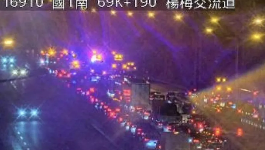 國道1號楊梅段貨櫃車失控翻覆　橫躺車道回堵3公里