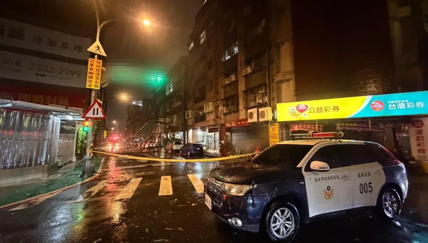 北市現強勁風勢！萬華大型鐵架遭吹落　警到場管制幸無人傷