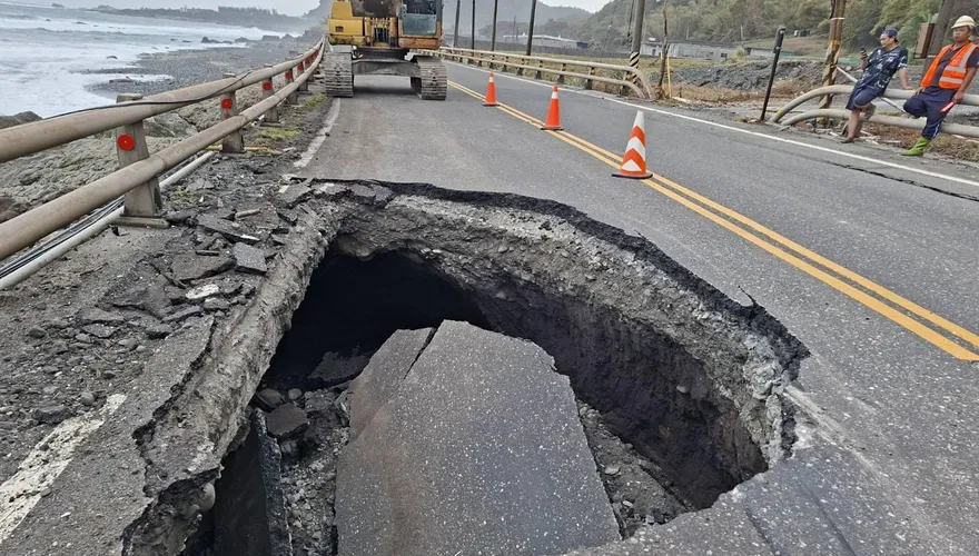 影/花蓮台11線「路基遭掏空」！恐怖天坑連害2車爆胎