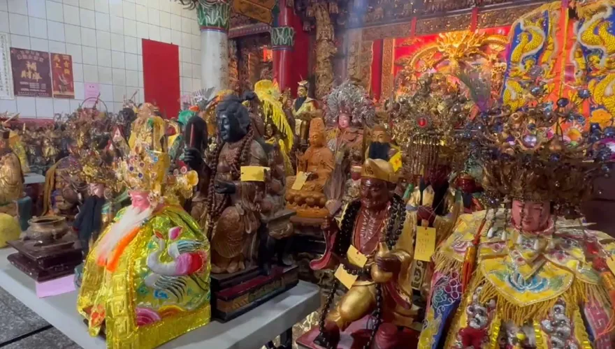 影/颱風薔琵來襲！祈福法會棚架倒　78尊神明至附近宮廟避難