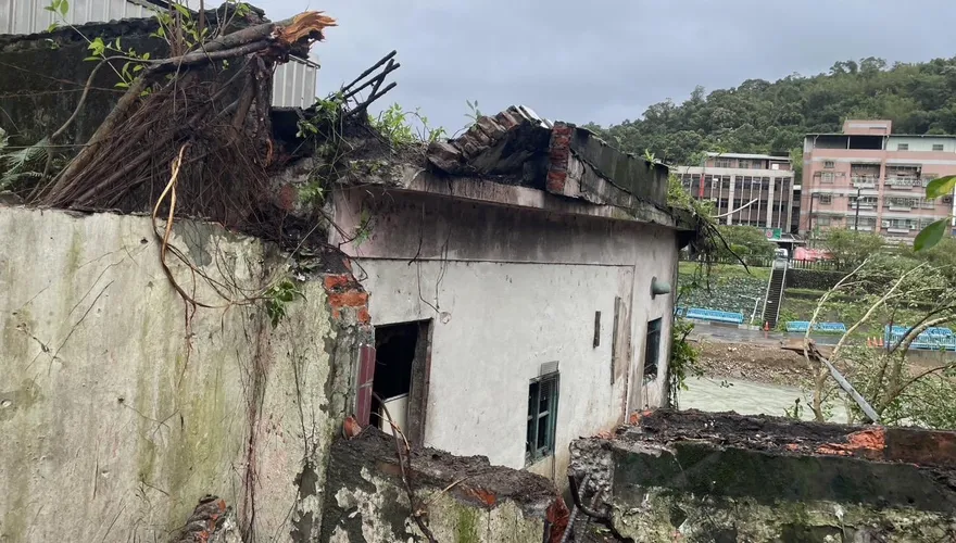 新北瑞芳老屋圍牆崩塌　住戶受困警消急救援