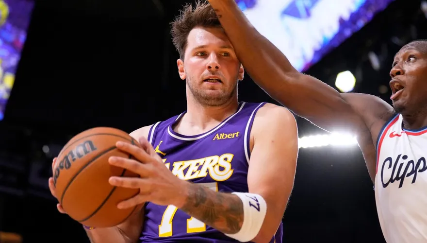 NBA/東契奇狂送11失誤也能贏！湖人8分差險勝快艇