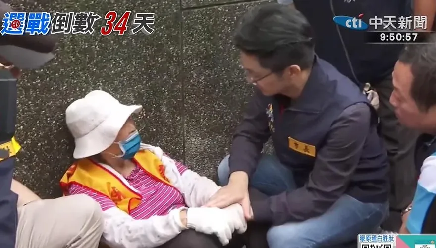 南港勘災遇志工阿姨低血壓癱坐！ 蔣萬安暖心握手陪伴親上擔架