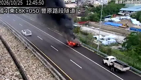 影/國4小貨車行駛中「燒起來」黑煙竄天　駕駛急逃生